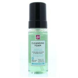 Apply the cleansing foam to a damp face and massage the foam upwards and with small circular movements. Rinse thoroughly with lukewarm water. Avoid the house around the eyes.